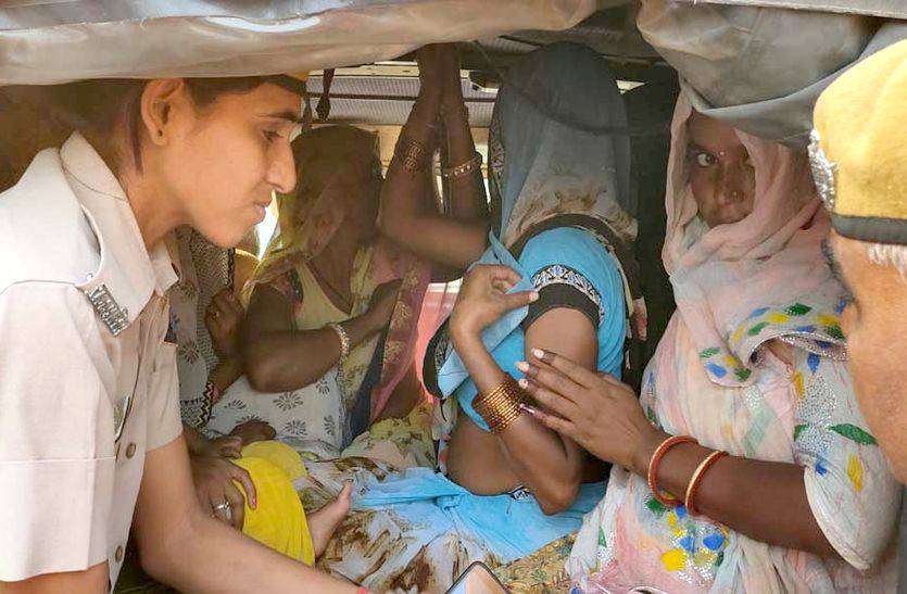 पहले बातों में उलझाती फिर करती थी ऐसा शर्मनाक काम, पुलिस ने 8 महिलाओं को पकड़ा पहले बातों में उलझाती फिर करती थी ऐसा शर्मनाक काम, पुलिस ने 8 महिलाओं को पकड़ा