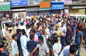 merchants of station road protest for damage road at sikar Watch: दीपावली से पहले फूटा व्यापारियों का गुस्सा, सड़क जाम कर किया प्रदर्शन