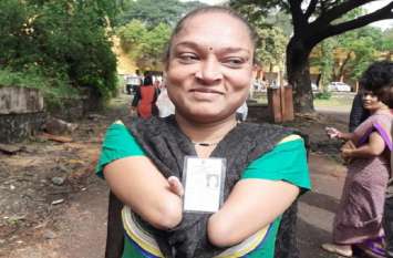 Maharastra Assembly Election 2019 Maharastra Voting : महाराष्ट्र विधानसभा चुनाव : दोनों हाथ नहीं, पर वोट देने से नहीं चूकी सुरेखा