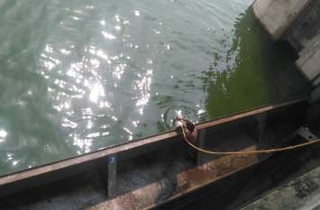 Alignment of dem gates spoiled, water flowing in vain बांध के गेटों का एलाइनमेंट बिगड़ा, व्यर्थ बह रहा पानी!