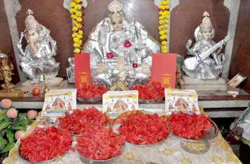 Latest News Mahalakshmi Temple Ratlam महालक्ष्मी के भक्तों की आस्था, मंदिर पर बंटे कुबेर पोटली