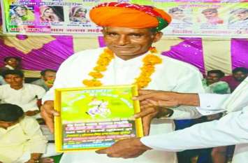 This clay maker makes hard work, know this news मिट्टी के दीये बनाने वाला यह सख्श करता है बड़ा काम, जाने इस खबर में