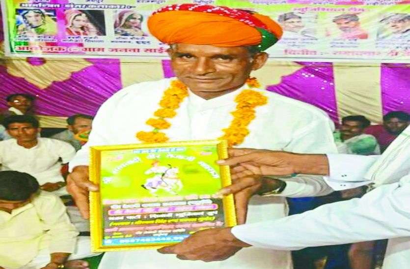 मिट्टी के दीये बनाने वाला यह सख्श करता है बड़ा काम, जाने इस खबर में मिट्टी के दीये बनाने वाला यह सख्श करता है बड़ा काम, जाने इस खबर में