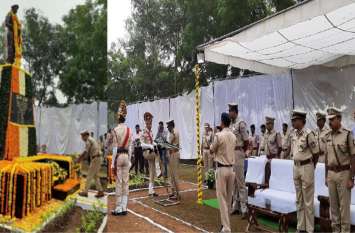 Salutes the sacrifice of duty policemen कर्तव्यनिष्ठ पुलिसकर्मियों के बलिदान को किया नमन