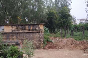 CMHO objected to the burial of dead cattle and unclaimed dead bodies i चिकित्सालय परिसर में मृत मवेशियों एवं लावारिश शव दफनाए जाने पर सीएमएचओ ने जताई आपत्ति