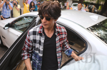 Shahrukh Khan caste vote with her wife Gauri Khan Video: मतदान करने पहुंचे शाहरुख खान बने पत्नी गौरी के बॉडीगार्ड