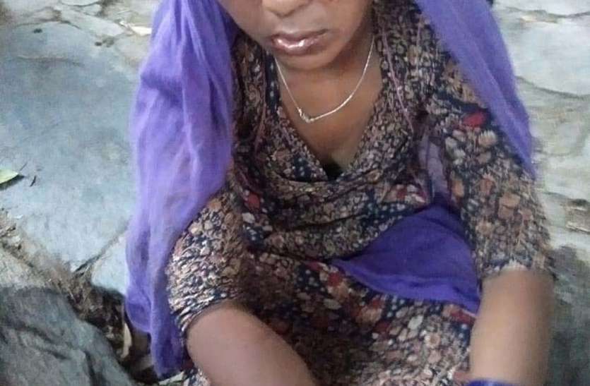 युवती को बेरहमी से पीटा, लहूलुहान महिला से छीना मोबाइल व कान के टॉप्स युवती को बेरहमी से पीटा, लहूलुहान महिला से छीना मोबाइल व कान के टॉप्स
