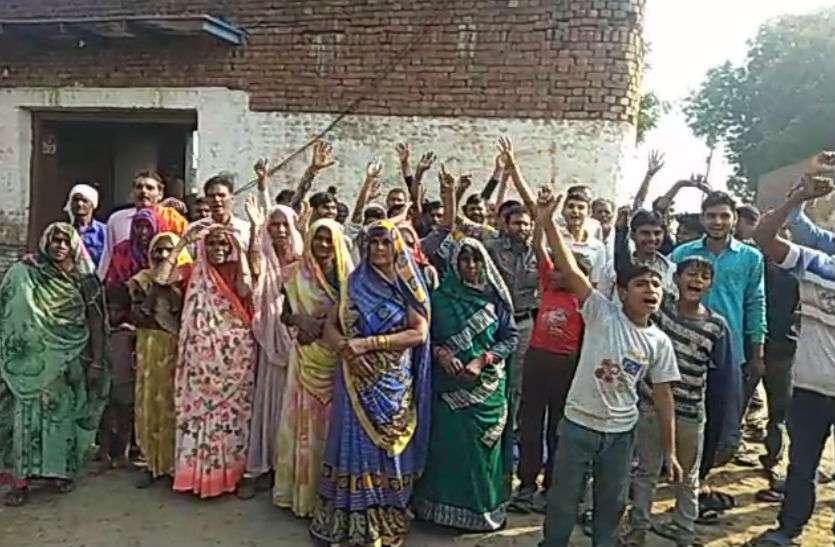 boycott By Election 2019: इगलास विधानसभा क्षेत्र के कई गांवों में चुनाव का बहिष्कार, लगे बीजेपी मुर्दाबाद के नारे, देखें वीडियो