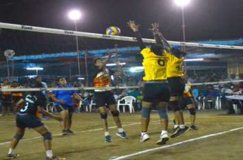 Banswara: excitement seen in pre-quarter matches of West Zone universi Video...बांसवाड़ा : रोमांचक रहे वेस्ट जोन विश्वविद्यालयी वॉलीबॉल प्रतियोगिता के प्री-क्वार्टर मुकाबले