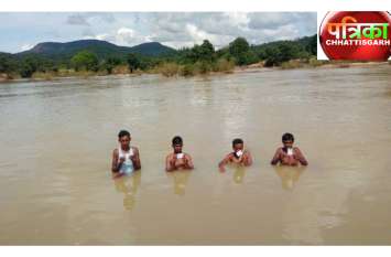 Chitrakot Bypoll results: people of Naxal area participate in vote Exclusive Photo: जान की बाजी लगाकर लोकत्रंत्र के महापर्व में शामिल हुए धुर नक्सल क्षेत्र के मतदाता, नदी पारकर पहुंचे पोलिंग बूथ