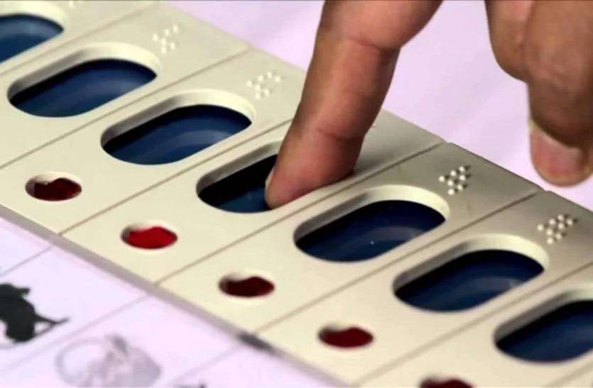 voting.jpeg Election Live : गंगोह उपचुनाव में वोटिंग से पहले EVM में गड़बड़ी, तत्काल आठ मशीनों को बदला गया