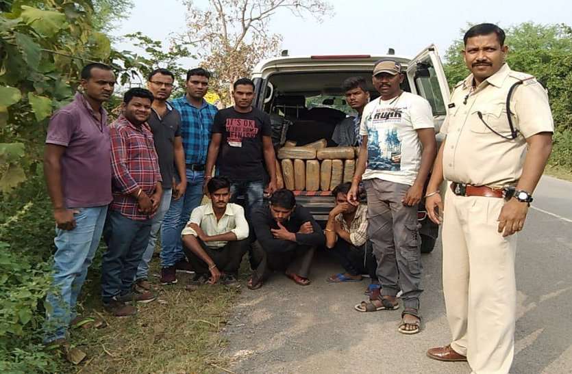 लग्जरी गाड़ी में पांच लाख का गांजा तस्करी करते तीन युवक चढ़े पुलिस के हत्थे लग्जरी गाड़ी में पांच लाख का गांजा तस्करी करते तीन युवक चढ़े पुलिस के हत्थे