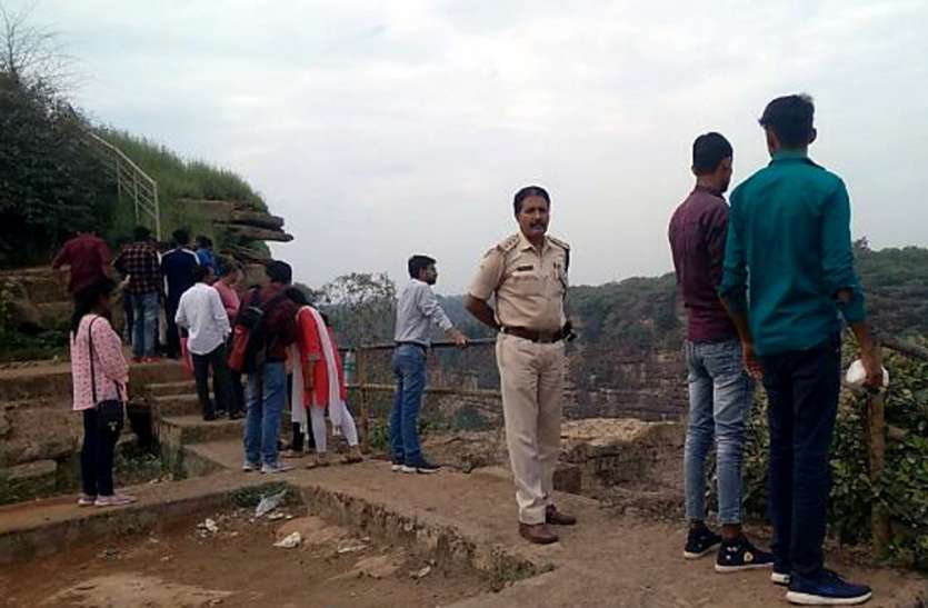 purwa fall big accident: On duty police constable commits suicide ऑन ड्यूटी आरक्षक ने पूर्वा फाल में लगाई छलांग, खुदकुशी करने से पहले मोबाइल व कपड़ा रखा किनारे और..