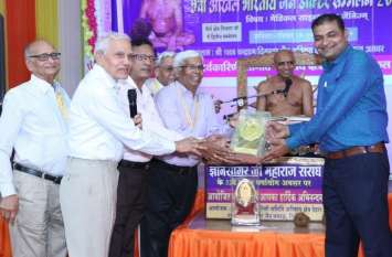 If you want to avoid diseases, then vegetarianism has to be adopted. बीमारियों से बचना है तो शाकाहार को अपनाना होगा