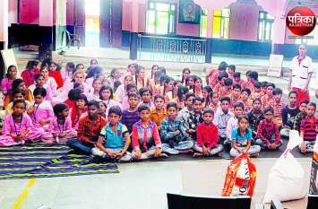 Children celebrated Diwali with destitute children in banswara बच्चों ने बांटी खुशियां : 30 बच्चों ने की 27 हजार रुपए की बचत, फिर गिफ्ट और पटाखे खरीदकर बालिका गृह में बच्चों के साथ मनाई दिवाली