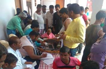 golden card made for treatment upto 5 lacs in balrampur मोहल्ला कैम्प में गोल्डन कार्ड बनवाएं, 5 लाख तक का निःशुल्क इलाज पाएं