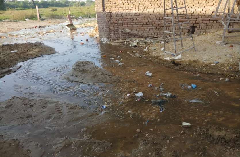 bikaner- Dirty water flowing on the roads सड़कों पर बहता रहा गंदा पानी