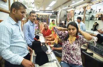 diwali 2019 shopping on pushya nakshatra in jodhpur पुष्य नक्षत्र में घर-घर जगमगा रहे हैं खुशियों के दीप, जमकर की जा रही है शॉपिंग