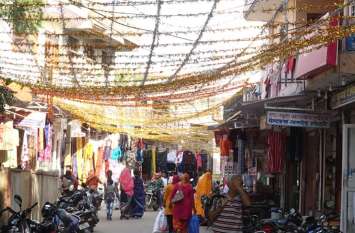 Diwali looks in the city, cleanliness in the houses शहर में छाने लगी दिवाली की रंगत, घरों में सफाई तो बाजारों में चहल-पहल