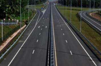 loot with toll employee on eastern peripheral expressway देश के सबसे Hi-tech Expressway पर बदमाशों का दिखा ऐसा कहर, हर तरफ हो रही चर्चा, देखें वीडियो