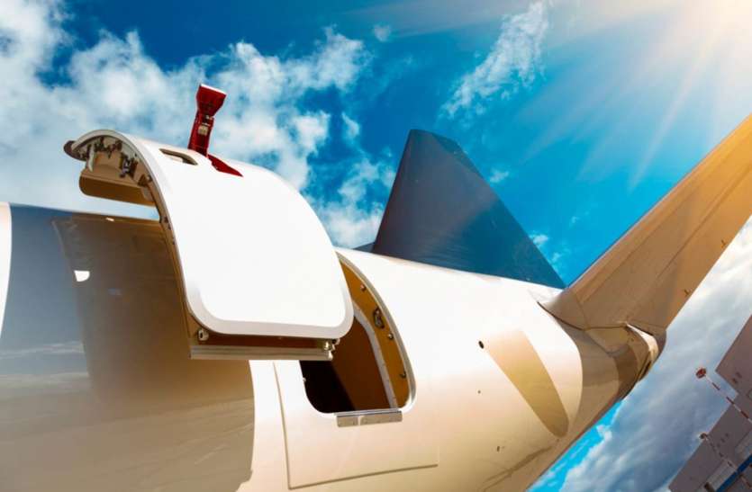 flight_1.jpg 33 हजार फीट की ऊंचाई पर ये सिरफिरा खोलने लगा प्लेन का दरवाजा, करानी पड़ी इमरजेंसी लैंडिंग