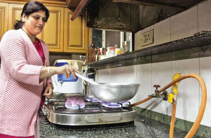 LPG Gas महंगा मिलने लगा रसोई गैस सिलेंडर, सब्सिडी को लेकर असमंजस