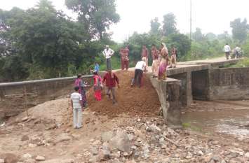 Villagers filled the soil with their own money ग्रामीणों ने स्वयं के पैसे से ही कर लिया मिट्टी का भराव