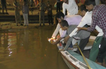 Kamlesh Tiwari bones immersed in Ganga river in Varanasi कमलेश तिवारी की मां ने कहा, PM मोदी हमारे भगवान नहीं