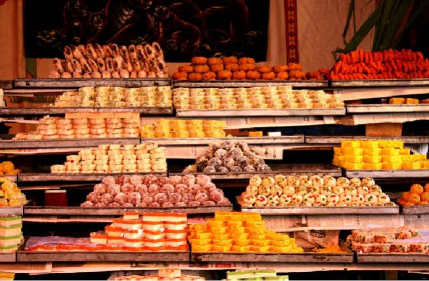 Sweet Shop कोरोना का असर: 70 लाख की मिठाई बिकती थी, इस बार बिक्री शुरू ही नहीं हो सकी