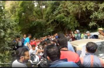 Alleged attack by 80-100 TMC goons on Darjeeling MP Raju Bista convoy दार्जिलिंग सांसद के काफिले पर हमला, टीएमसी कार्यकर्ताओं पर लगाया आरोप