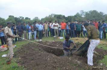 man killed his friend becasue of mobile phone in sarguja पत्नी को मोबाइल देने पर भड़क गया पति, दोस्त की हत्या कर जमीन में दफनाया