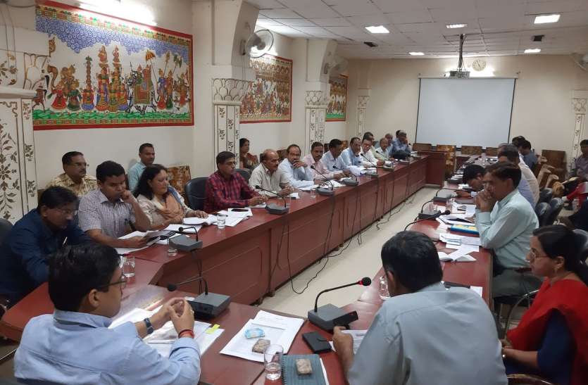 Weekly Review Meeting at Collectorate Auditorium bikaner रात को गोशाला में भेजेंगे बेसहारा पशु