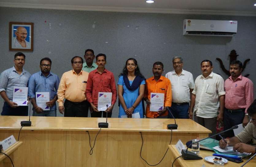 रेलकर्मियों को सम्मानित किया रेलकर्मियों को सम्मानित किया