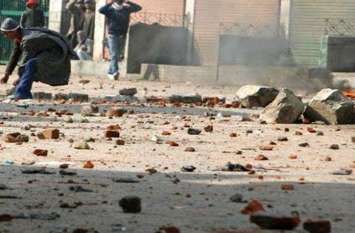 Weapons shown first and then pelted stones at students' rooms पहले दिखाए हथियार फिर छात्राओं के कमरों पर किया पथराव