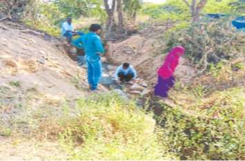 Approval stuck in paperwork, Sarpanch repaired canals at his level कागजी फेर में अटकी स्वीकृति, सरपंच ने अपने स्तर पर कराई नहरों की मरम्मत