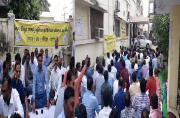 Purvanchal electrical engineer agitated again Protest in Benaras पूर्वांचल के बिजली इंजीनियर फिर आंदोलित, बनारस में किया प्रदर्शन