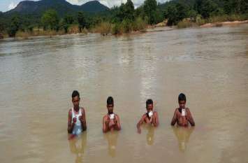 Swimming up to half km on river to reach booth camp for bypoll voting वोट डालने दांव पर लगाई जान, आधी किमी चौड़ी नदी को तैरकर पहुंचे बूथ तक