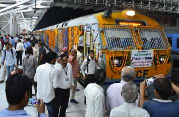 Train run at Jaipur -sikar railway track after 2 year and 9 months पौने तीन साल बाद दौड़ी ट्रेन, देखने के लिए उमड़े लोग