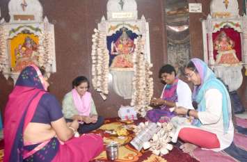 Mahalaxmi's gold jewelery shrngar महालक्ष्मी का अद्भूत स्वर्णाभूषण से शृंगार भक्तों को खींच लाया रतलाम