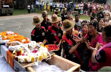 martyred soldiers dead body come in 39 GTC Campus पाकिस्तानी गोलीबारी में शहीद हुए जवानों का पार्थिव शरीर पहुंचा बनारस, नम आंखों से दी गयी अंतिम विदाई