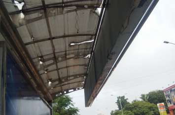 shelters damaged, chennai: passengers problem बस शेल्टर बना दिए, रखरखाव होता नहीं!