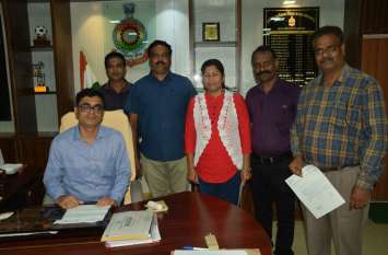 Chitrakot by election, SP honors 5 police doing duty susceptible area जिन अतिसंवेदनशील इलाकों में चुनाव सम्पन्न कराना था चुनौती, इन पांच अधिकारियों ने निभाई जिम्मेदारी, एसपी ने किया सम्मानित