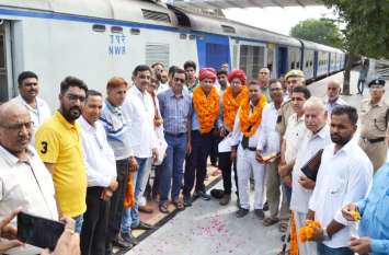 sikar jaipur train reached first time at sikar railway station 95 की स्पीड से जयपुर से सीकर पहुंची 'सपनों की ट्रेन', पहले दिन इतने यात्रियों ने किया सफर