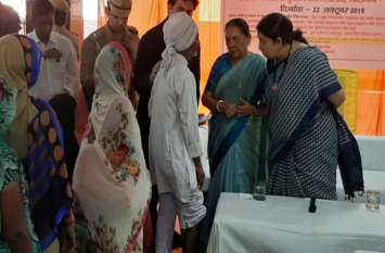 Smriti Irani and anandiben patel in amethi स्मृति ईरानी व राज्यपाल आनंदीबेन पटेल ने किया अमेठी का दौरा, केंद्रीय मंत्री ने दिया बड़ा बयान