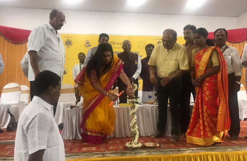 बच्चों को भोजन और कपड़े वितरित बच्चों को भोजन और कपड़े वितरित