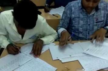 No action is being taken to stop copying राष्ट्रीय मुक्त विद्यालयी की बोर्ड परीक्षा में किताबों को सामने रखकर हो रही नकल
