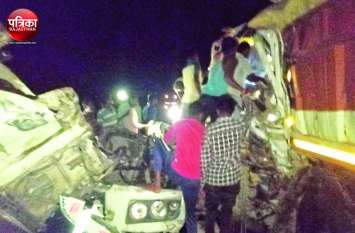 Four people injured in a collision of two trucks in Banswara दो ट्रेलर भिड़े, चालक-परिचालक केबिन में फंसे, घंटों मशक्कत के बाद वाहन की बॉडी काटकर बाहर निकाला