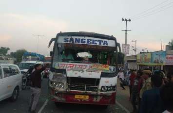 Brother of bike rider killed in bus collision, sister seriously injure बस की टक्कर से बाइक सवार भाई की मौत, बहन गंभीर घायल