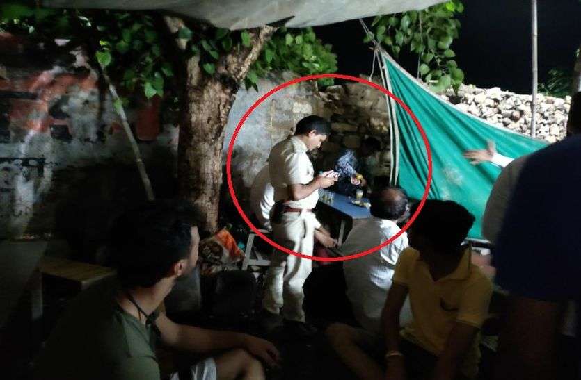 Alwar Junction Illegal Wine Selling In Night अलवर जंक्शन के बाहर रात होते ही होने लगते हैं गंदे काम, अवैध तरीके से परोसी जाती है शराब, प्रशासन सब जानकर भी खामोश!