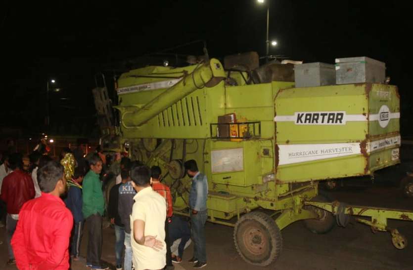 Harvester operators charging double the farmers sa किसानों की मजबूरी का फायदा उठाकर दोगुना दाम वसूल रहे हार्वेस्टर संचालक